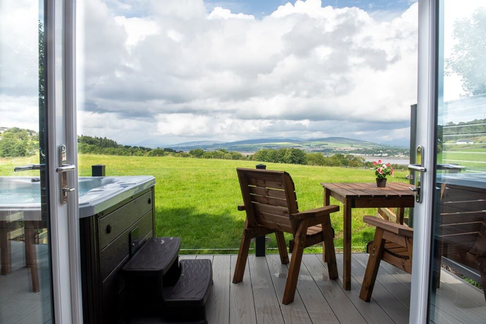 Super King Lodge-sleeps 2-hottub-sea View