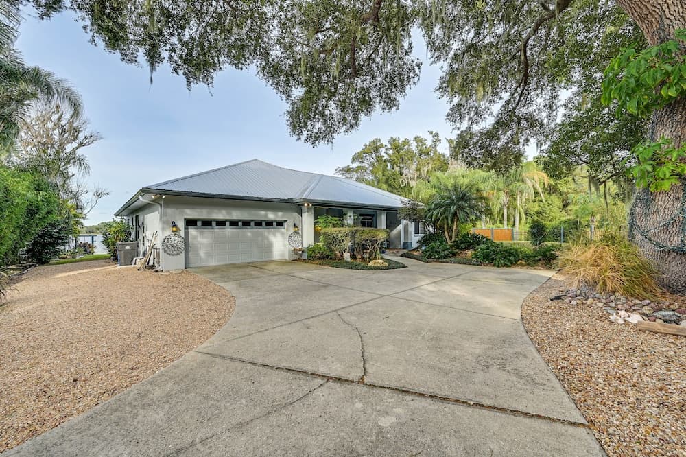 Odessa Lake House w/ Private Pool & Screened Lanai