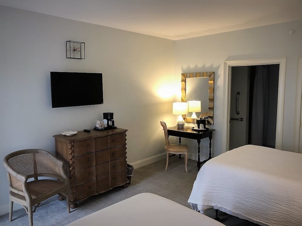 Carriage House Inn
