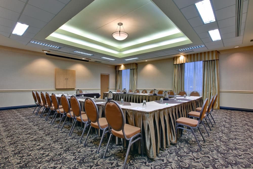 Holiday Inn & Suites Windsor Ambassador Bridge by IHG