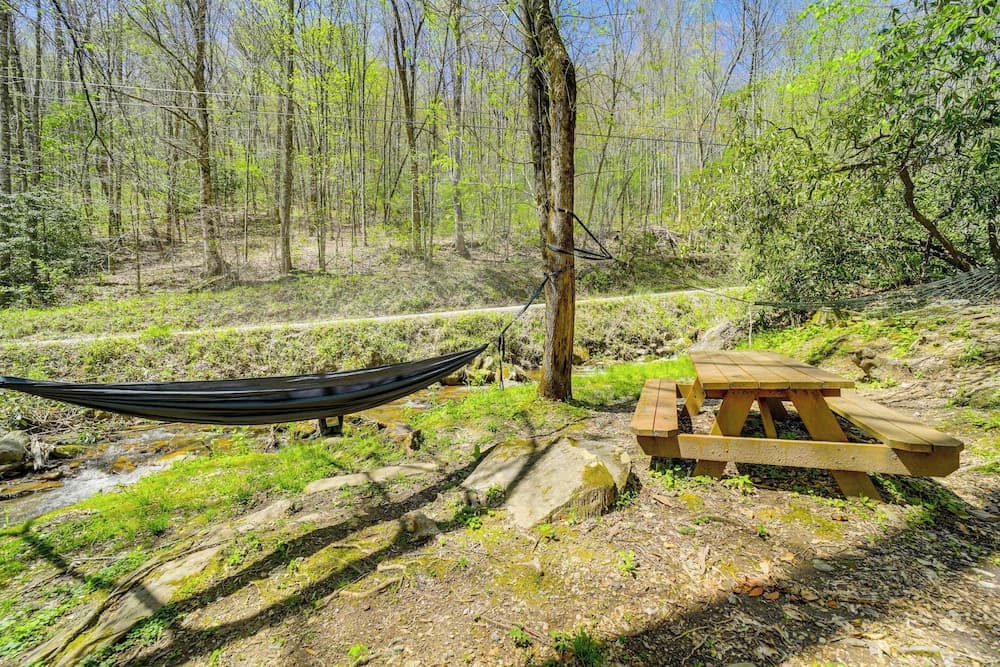 Creekside Cabin w/ Deck & Grill in Whittier!
