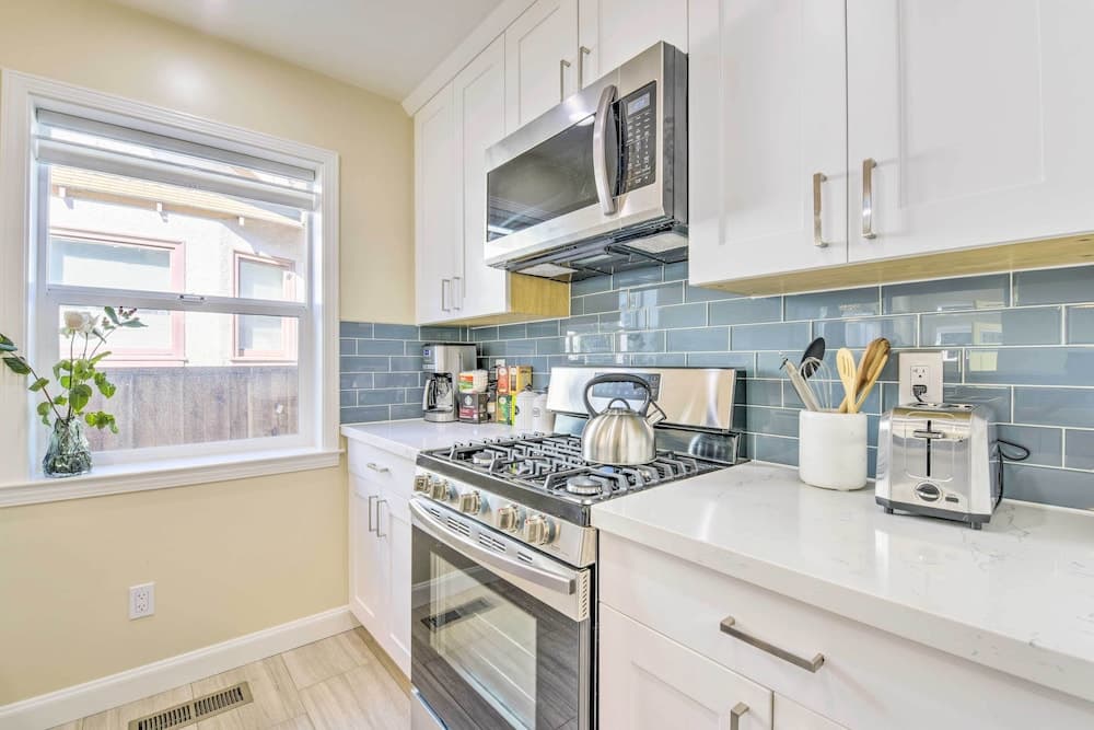 Sunny Oakland Retreat w/ Patio & Cute Garden!