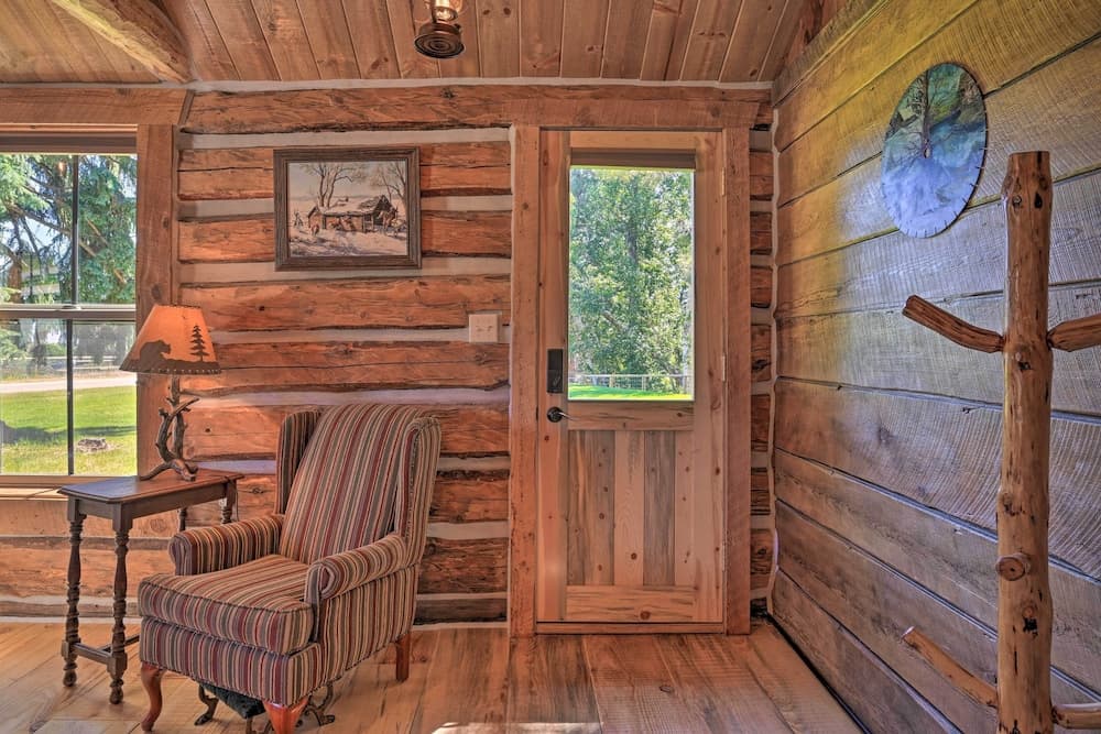 Montana Retreat: Original Hamilton Log Cabin!