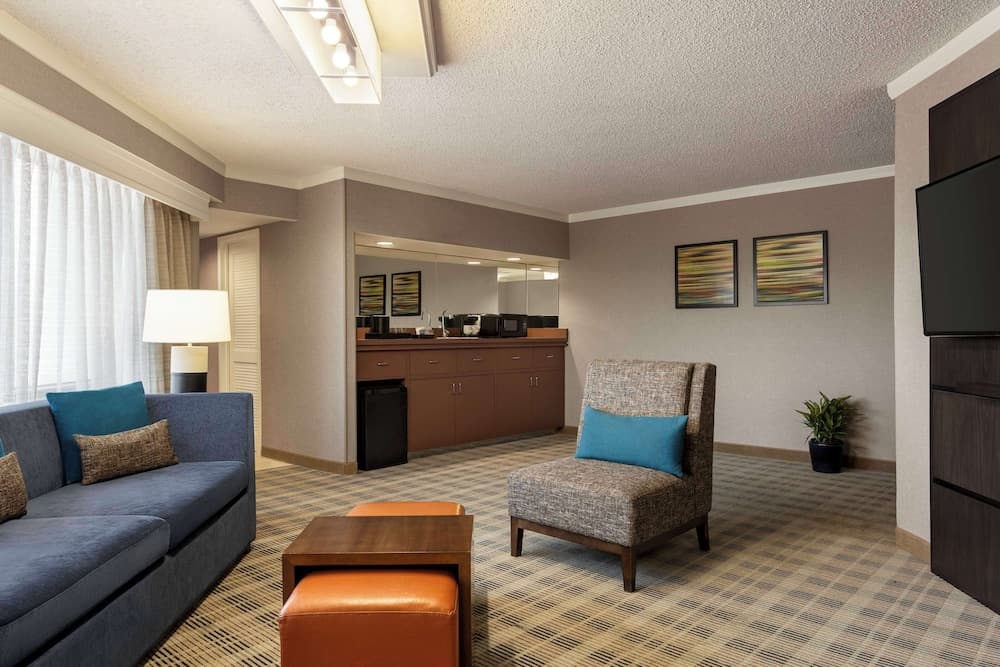 Embassy Suites by Hilton Kansas City Overland Park