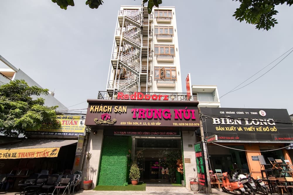 Reddoorz near Tan Son Nhat Golf 2