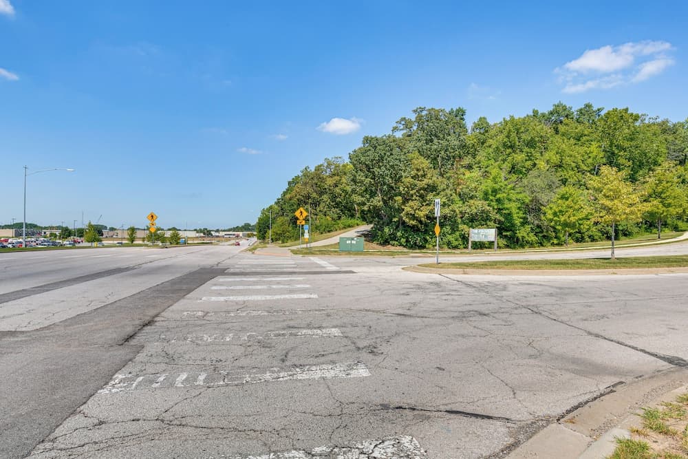 6 Mi to Cpkc Stadium: Convenient Kansas City Apt