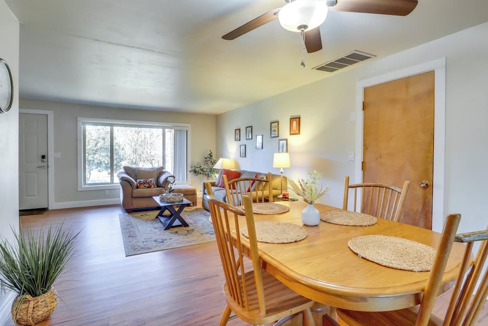 10 Mi to Portland: Greenway Neighborhood Home