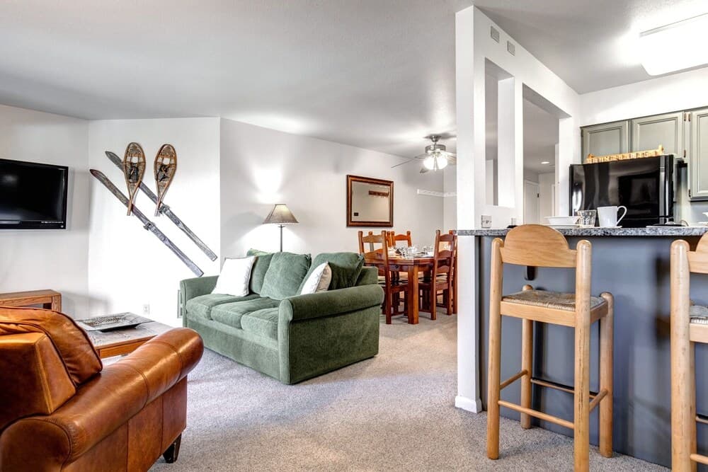 Dreamy Palm Harbor Cottage, Steps to Crystal Beach