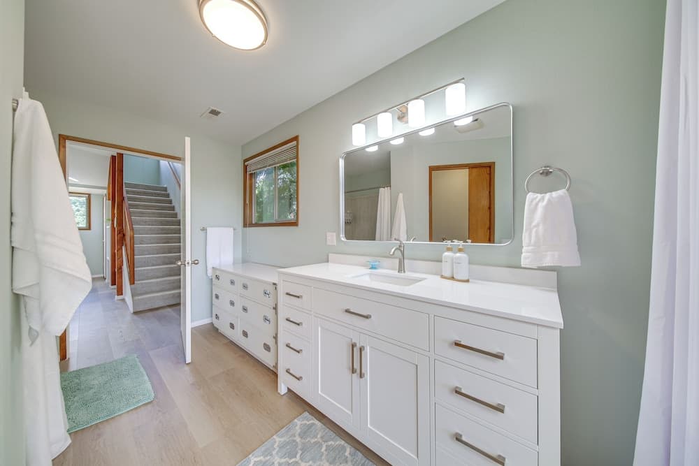 < 1 Mi to Lake Washington: Peaceful Apt in Kenmore