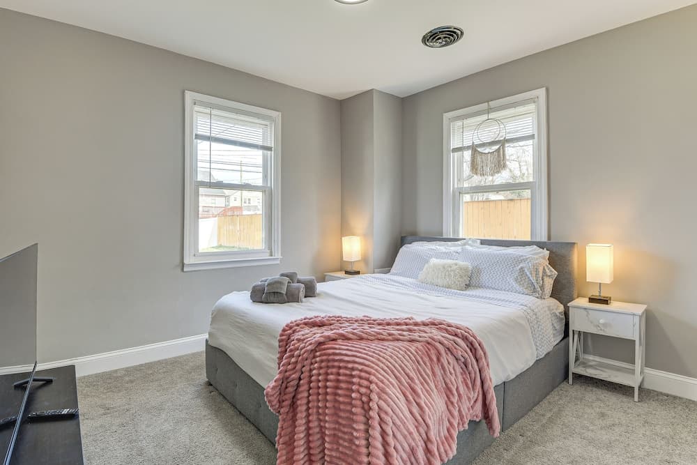 4 Mi to Universities: Quaint Parkville Apartment!