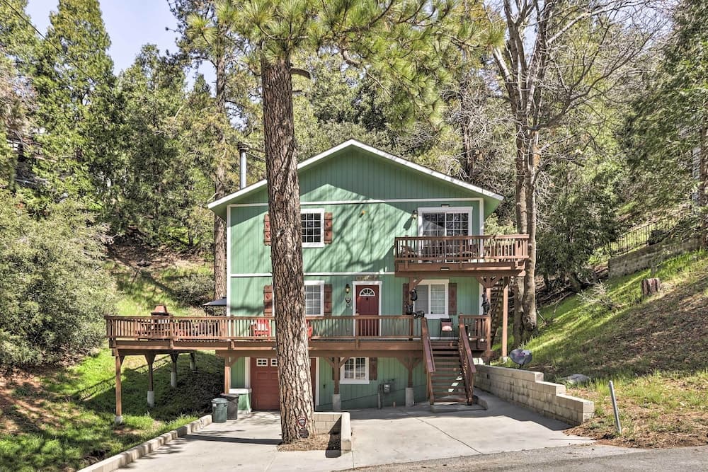 Remodeled Crestline Retreat: Walk to Lake Gregory!