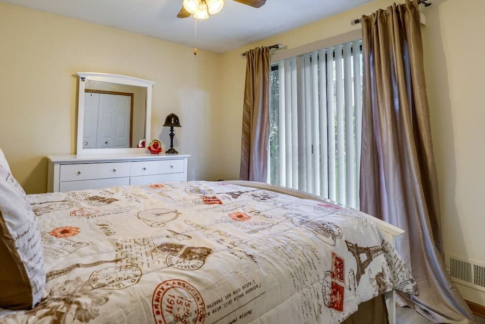 Cozy Clinton Township Condo: 3 Mi to Anchor Bay!
