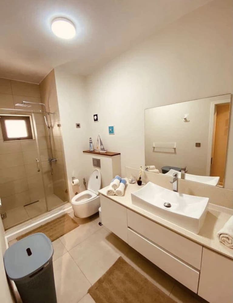 Modern 2-bed Sleeps 4 With Balcony