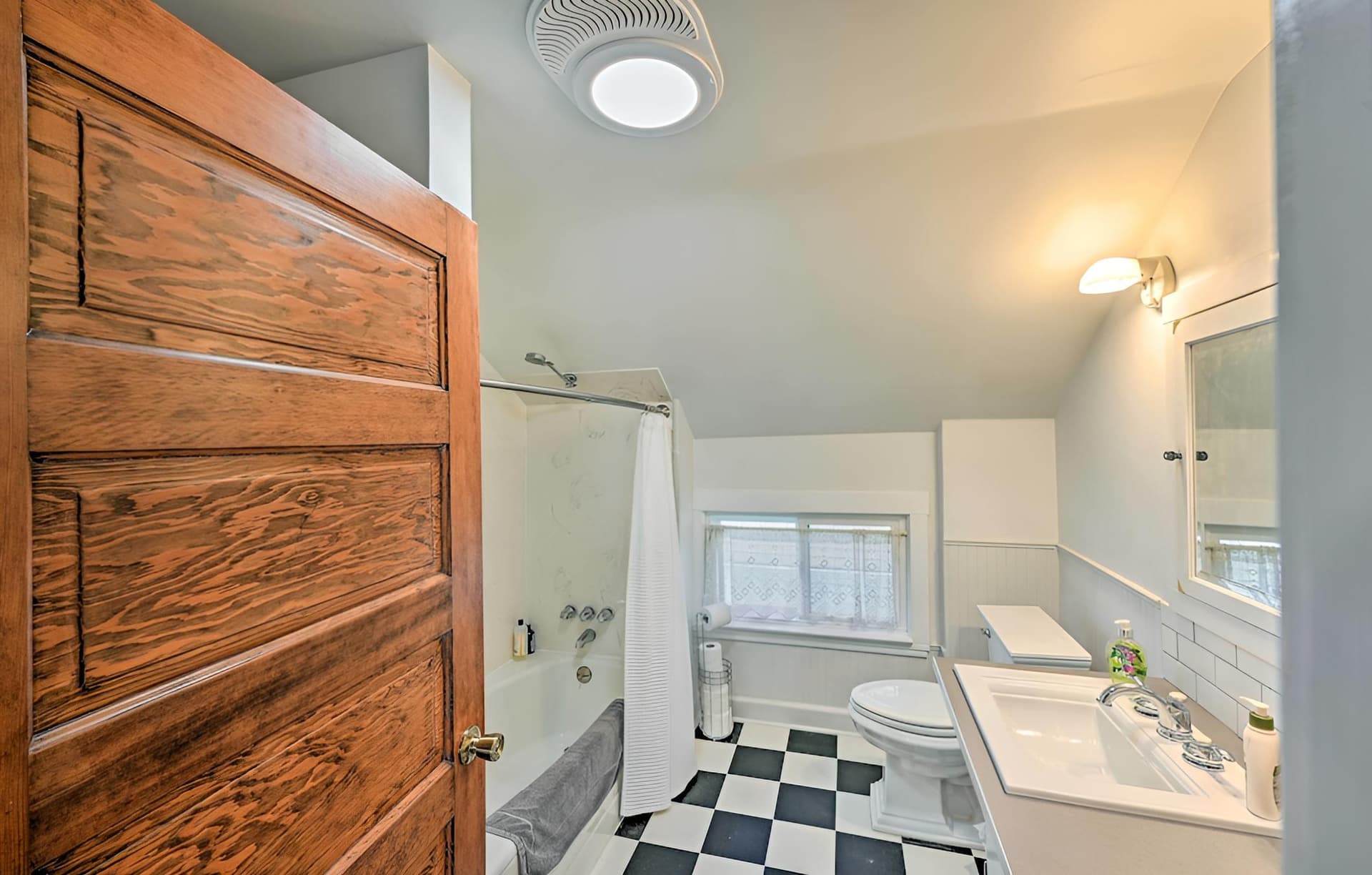 Sunny & Central Everett Home < 1 Mile to Dtwn!