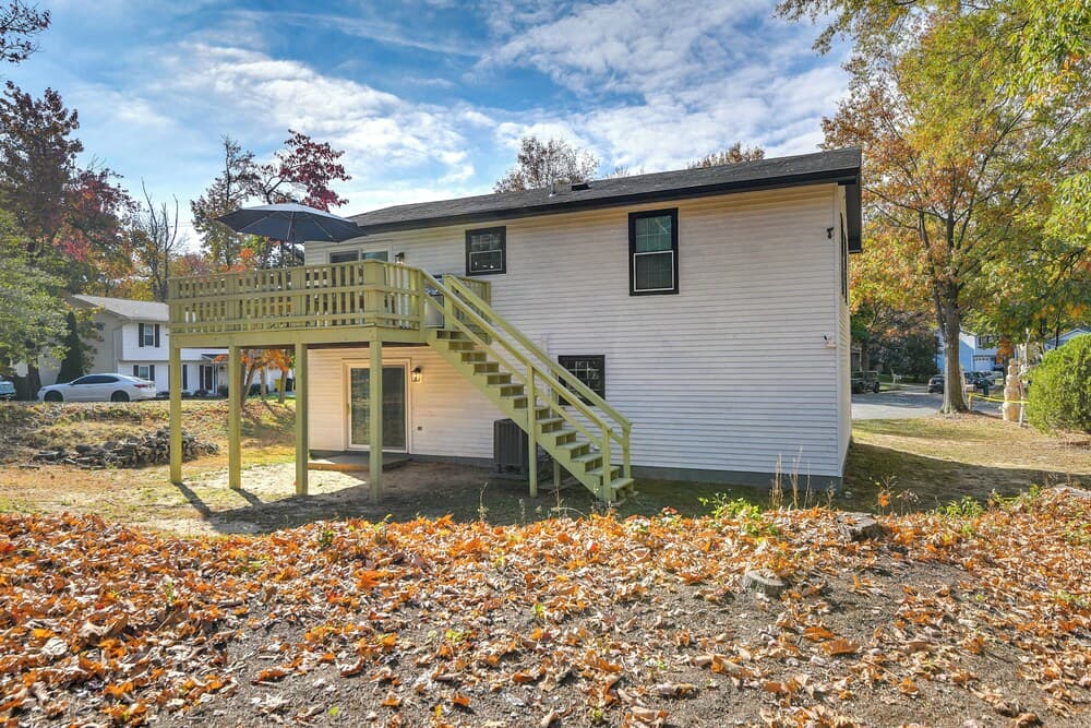 Near Top Attractions: Deck Dining at Severn Home!