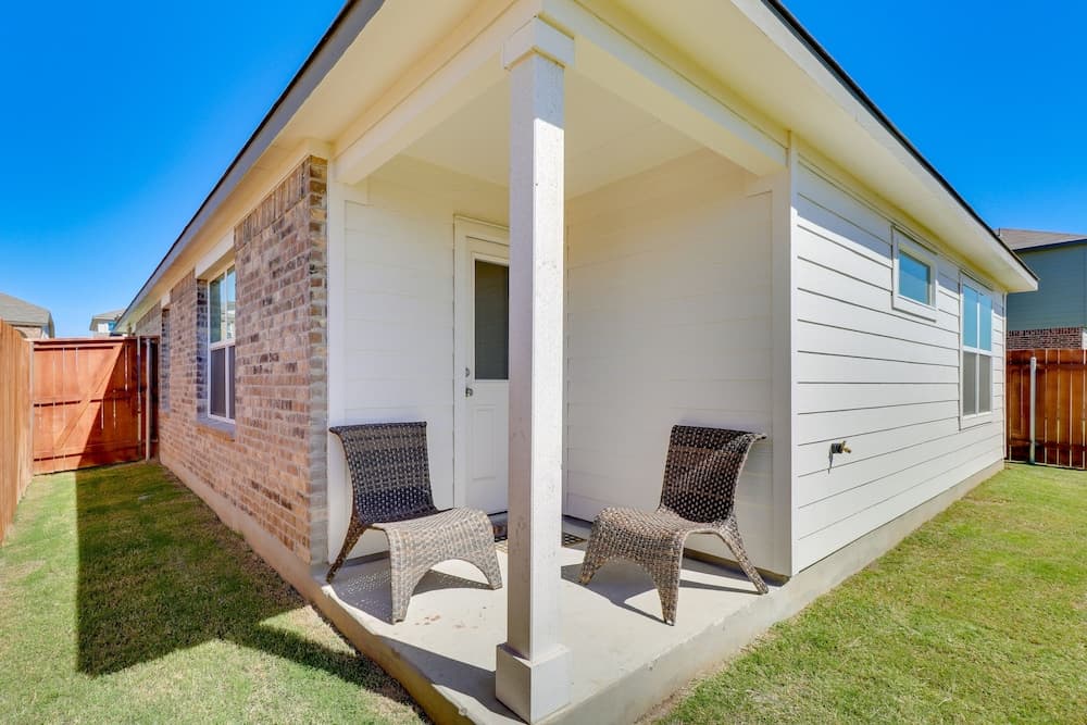 Hutto Getaway w/ Yard, 9 Mi to Lake Pflugerville!