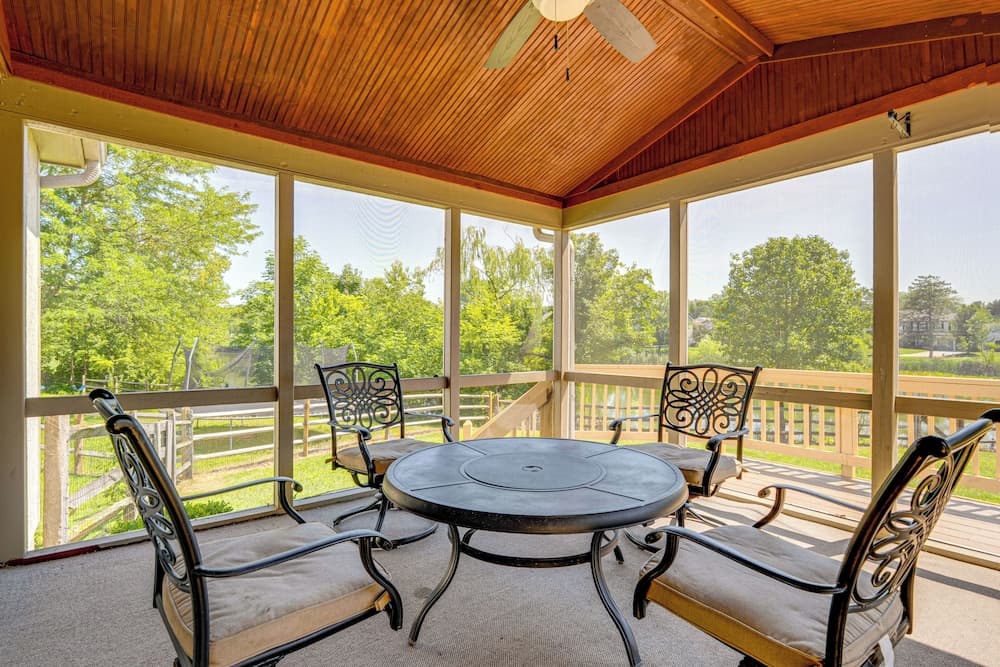Families Welcome: Lake-view Home, 2 Mi to Gahanna!