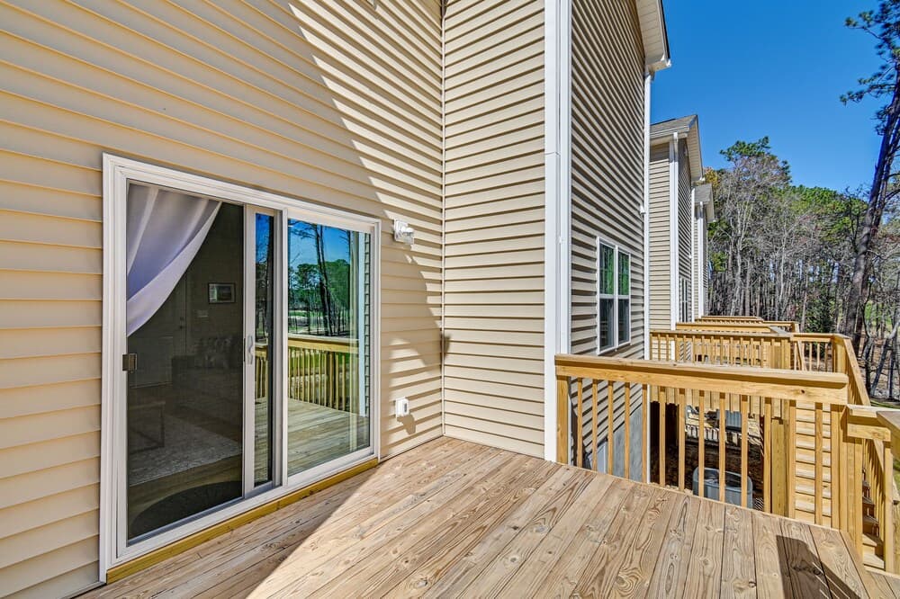 Luxe Aberdeen Townhome w/ Deck + Golf Course Views