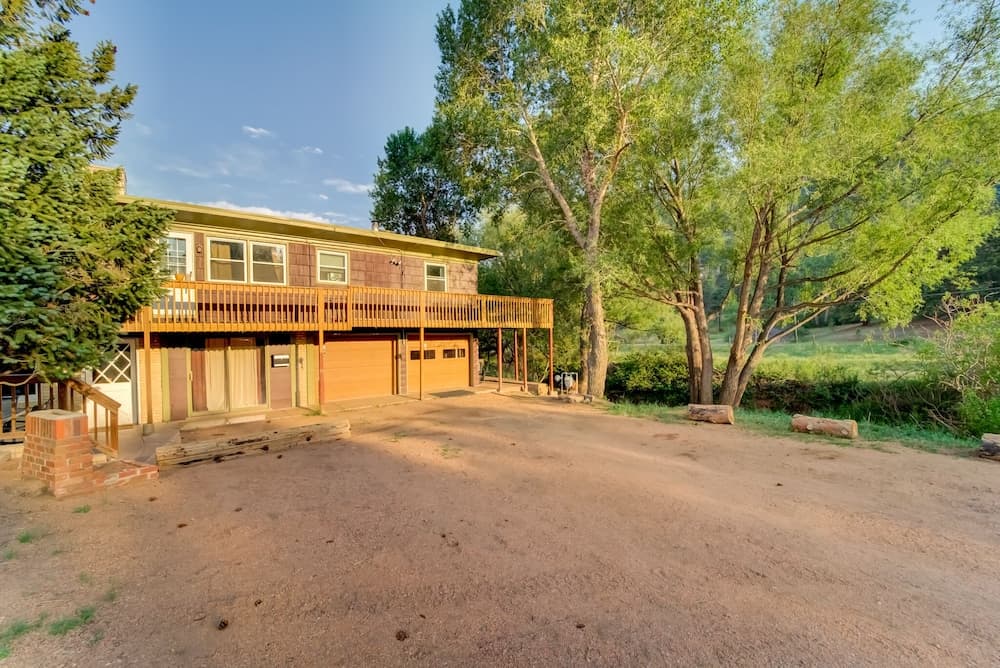 7 Bedroom on the Side of Pikes Peak on a Mountain Stream