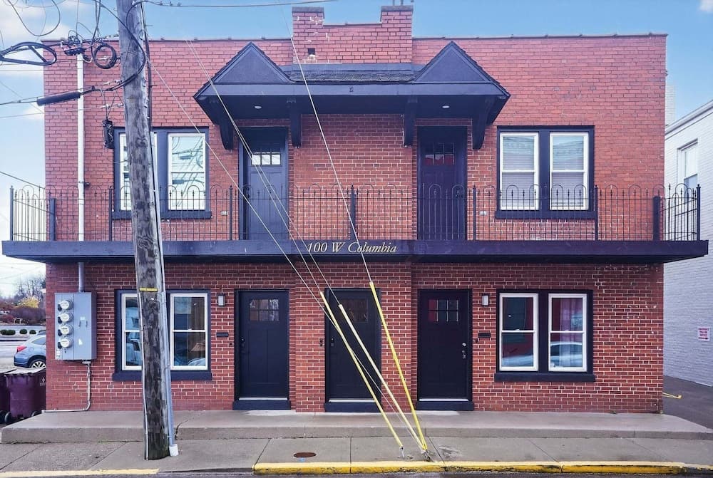 Stylish Retro Stay, Columbia House Unit D 1 Bedroom Apts