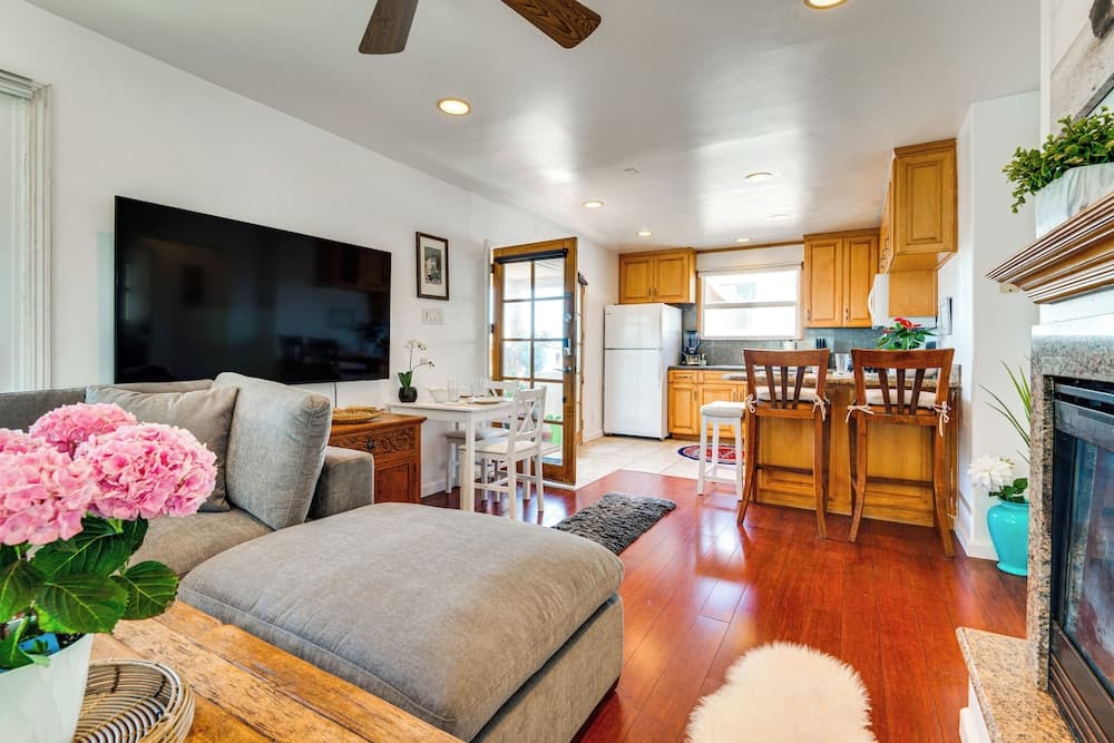 Walk to Ocean: Manhattan Beach Apt w/ Deck