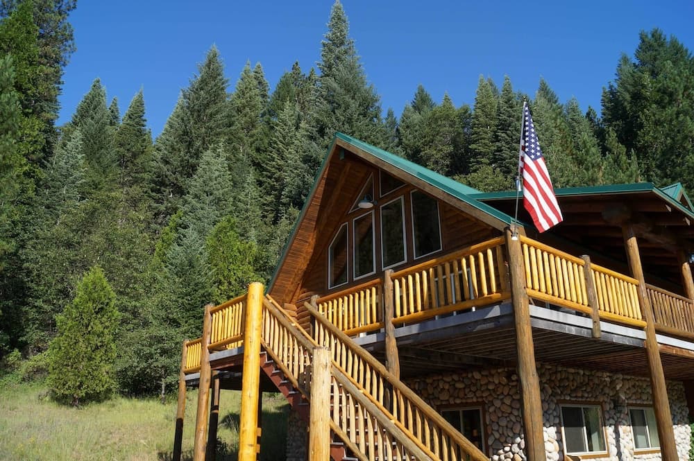 13 Mi to Ski Slopes: Log Home on 60 Private Acres!