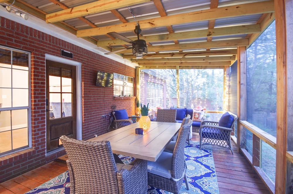 Welcoming Brandon Home w/ Pool & Screened-in Deck