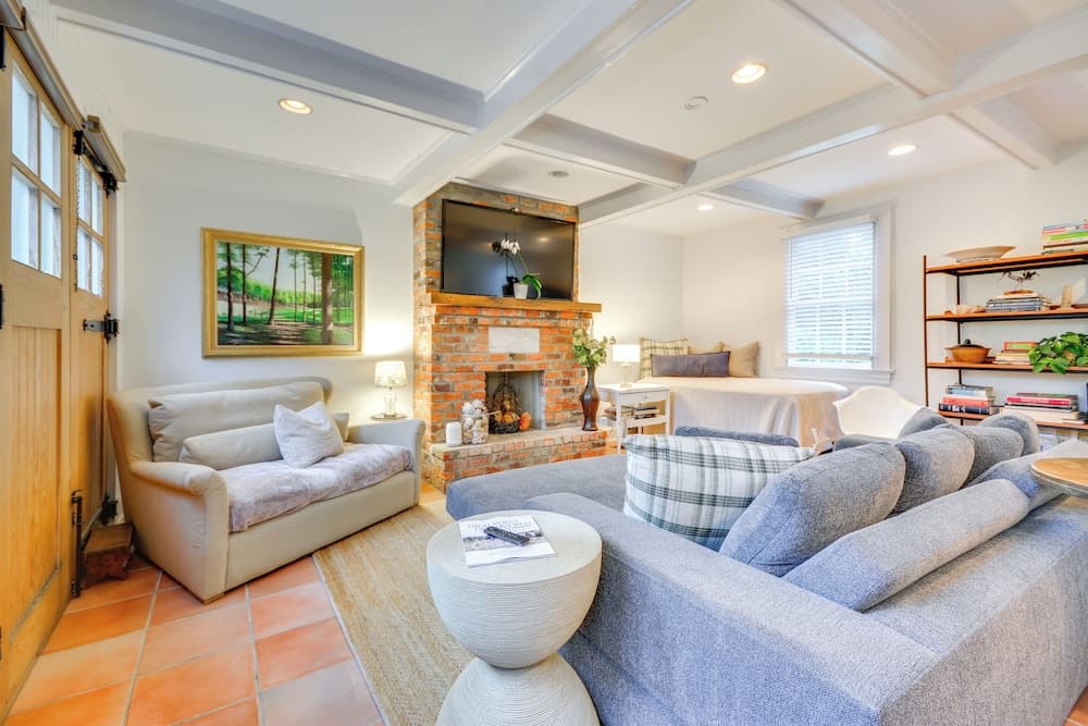 Walk to Main St: Historic High Point Carriage Home