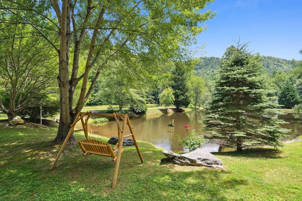 Twin Ponds Retreats 4 Bedroom Retreat by RedAwning