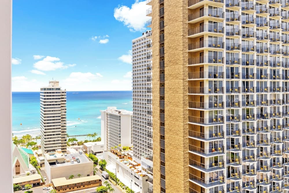 High Floor Ocean View Condo w/ 2 Beds and Parking