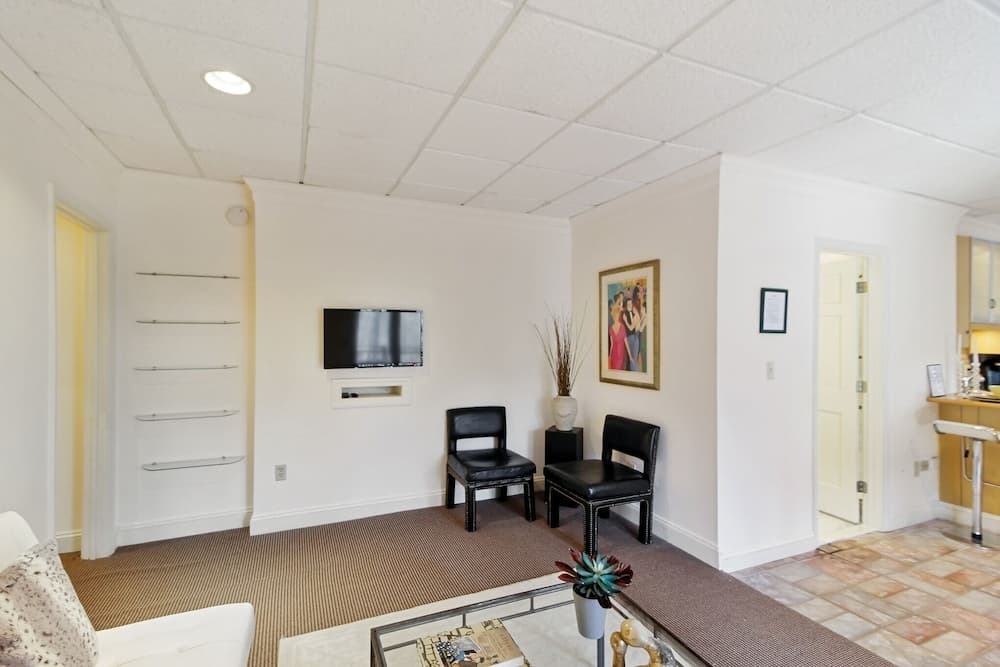 Tranquil Getaway In Gated Community - Free Wifi And Laptop-friendly Workspace 1 Bedroom Condo by Redawning