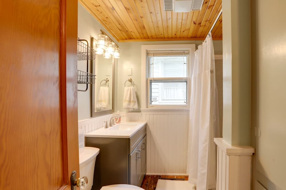 Spacious Lakeside Cottage - 2 Miles to Marblehead!