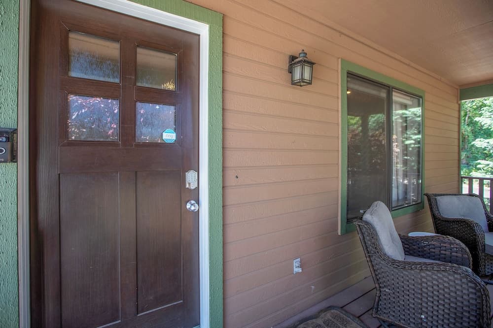 Home w/ Hot Tub, Steps to Dtwn Flagstaff & Nau!