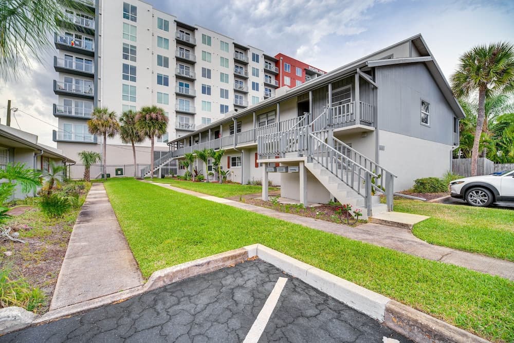 Melbourne Condo w/ Balcony - 3 Mi to Beach!