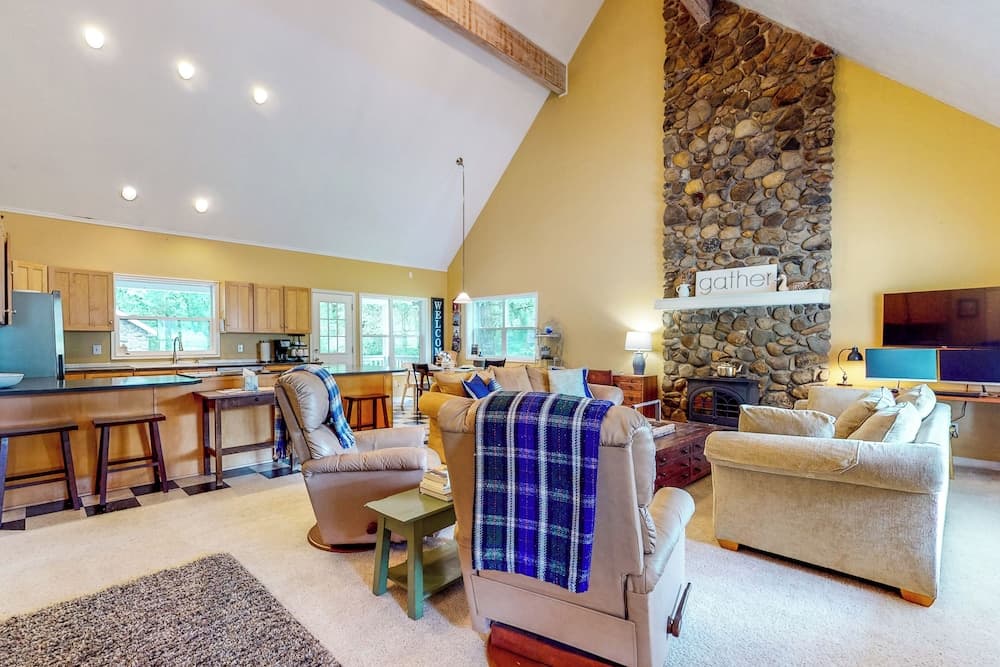 The Homested w/ Covered Deck & Views