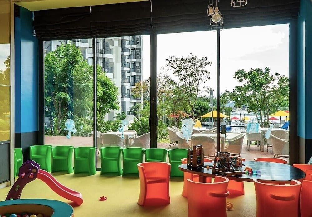 Modern apartment at Cassia by Lofty