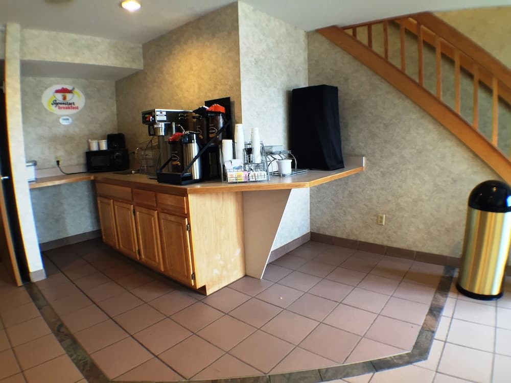 Super 8 by Wyndham Canandaigua