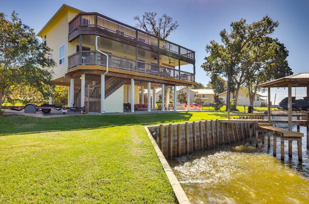 Spacious Lake Livingston Home w/ Decks & Fire Pit!