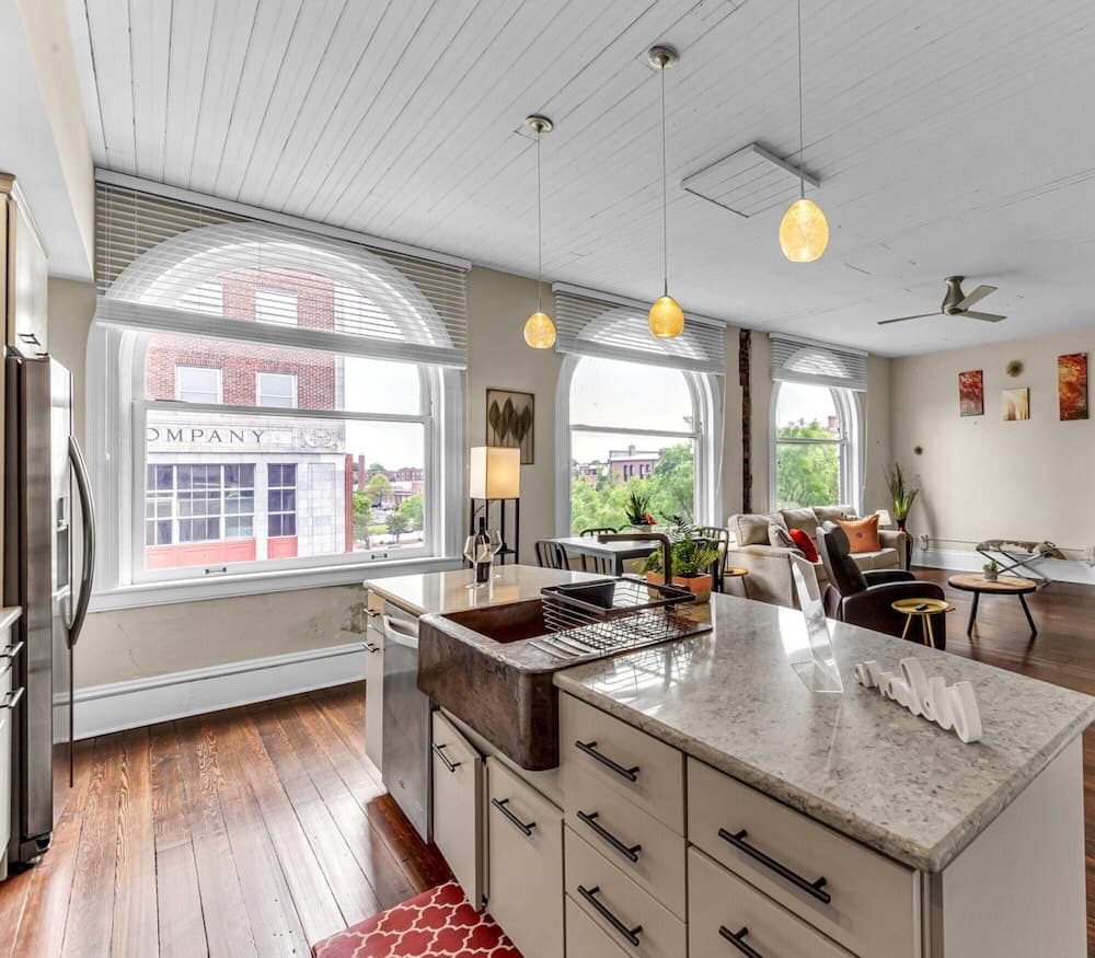 The Elm St Suite - Downtown Condo