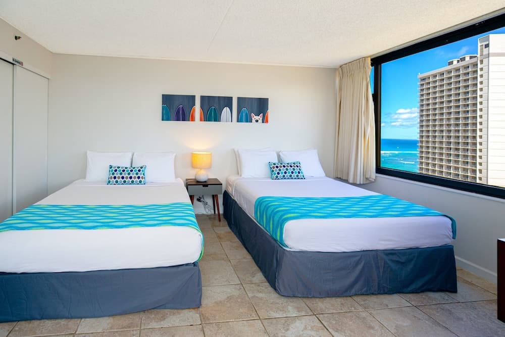High Floor Ocean View Condo w/ 2 Beds and Parking