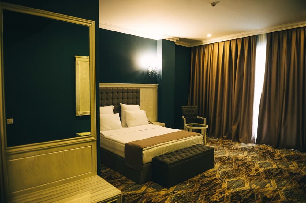 Emerald Suite Hotel