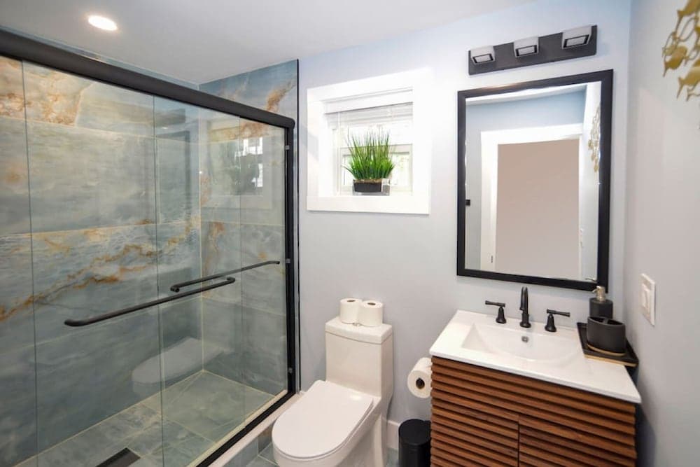 Lake Access 4 Bed 3 Bath HOT TUB