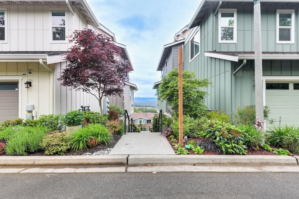 Snoqualmie Townhome w/ Balcony & Mountain Views!