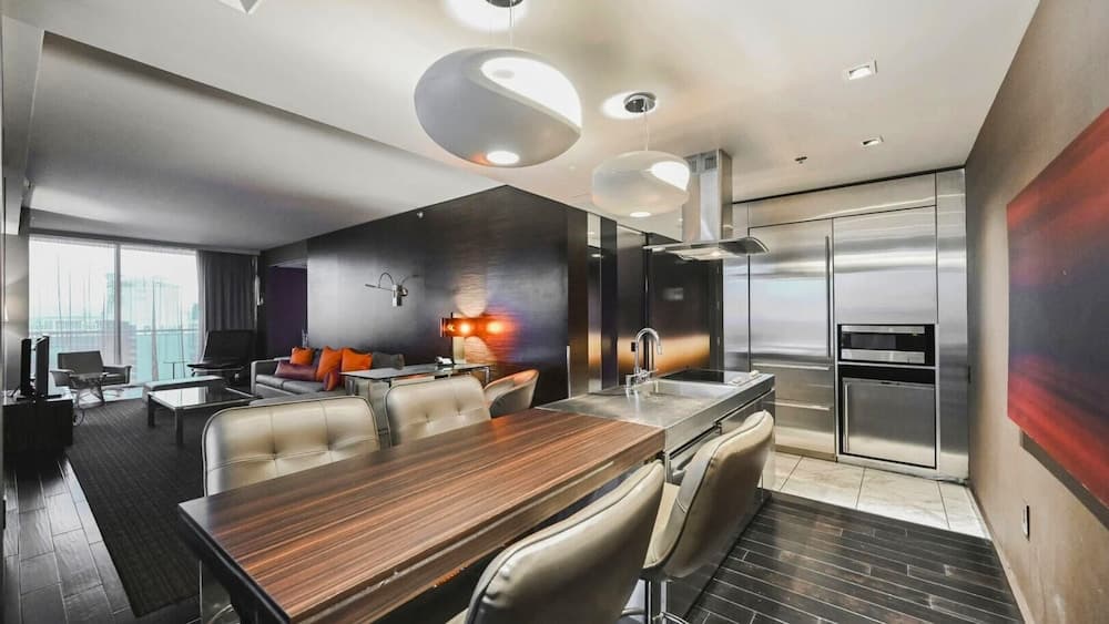 One Bedroom | 1.5 Baths & Living Room | Jet Tub – Palms Place StripSuite