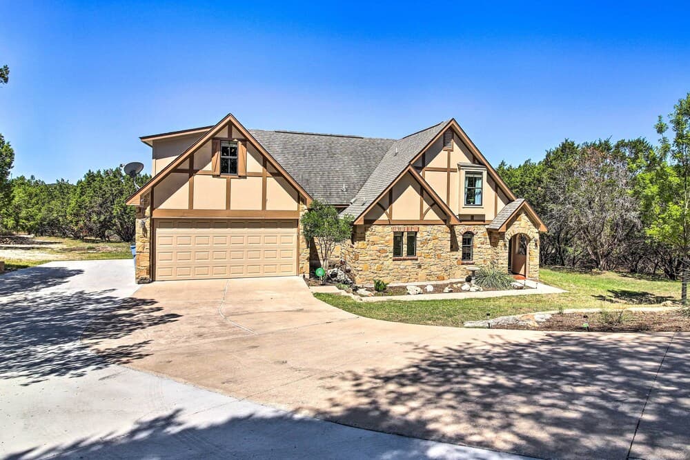 Updated Retreat With Game Room & Boat Ramp Access!