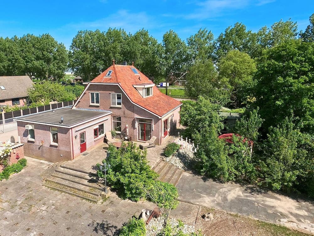 Characteristic Country House With Wellness
