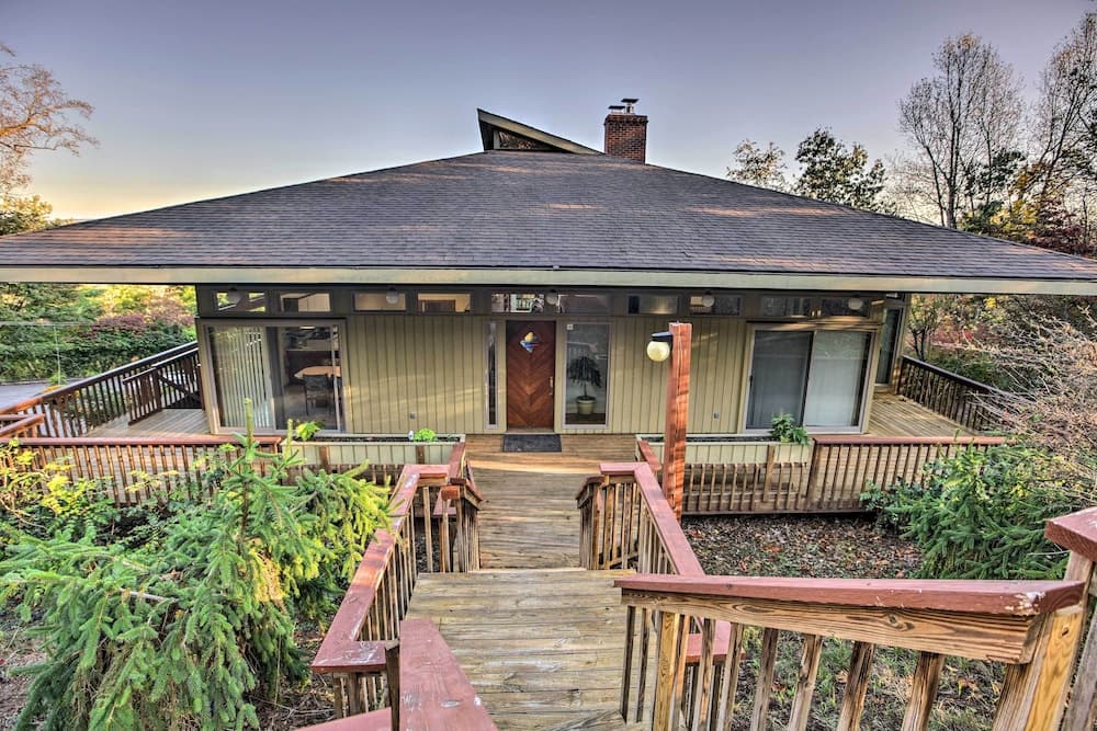 Home With Wraparound Deck + Blue Ridge Mtn Views!