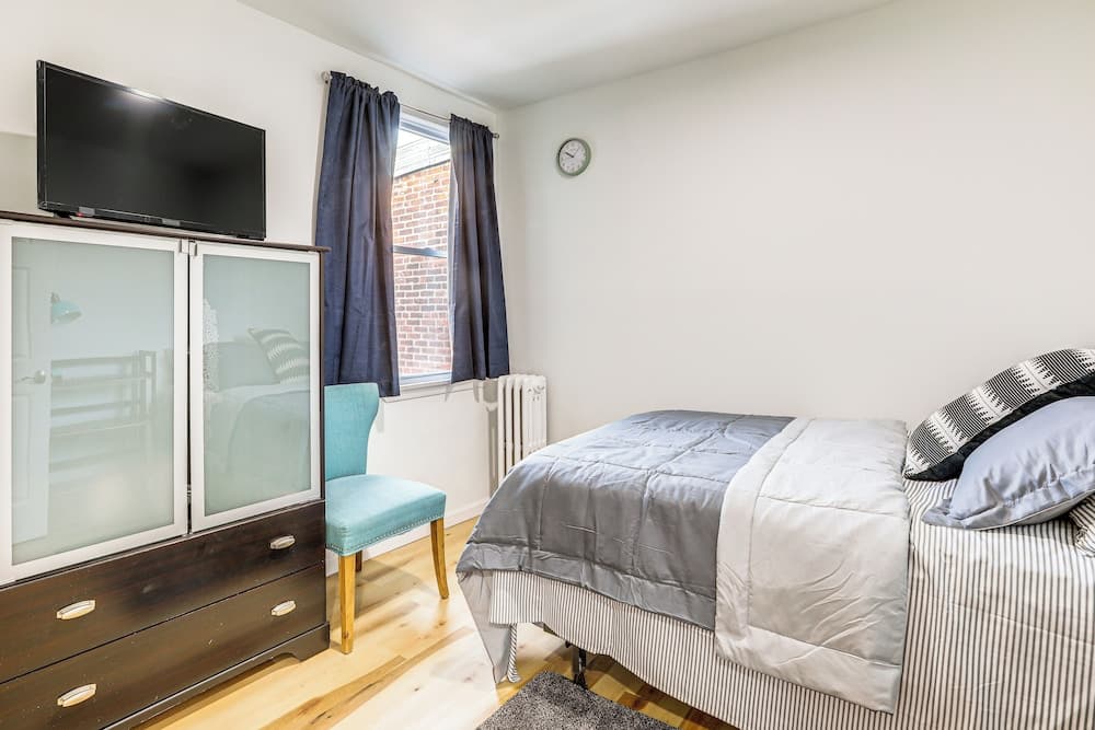 6 Mi to Eagles Games: Stylish Philly Townhome!