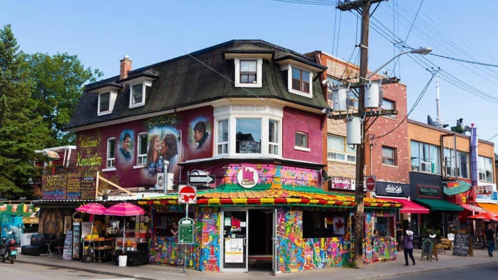 Elegant Suite—Near Kensington Market, Sleeps 8