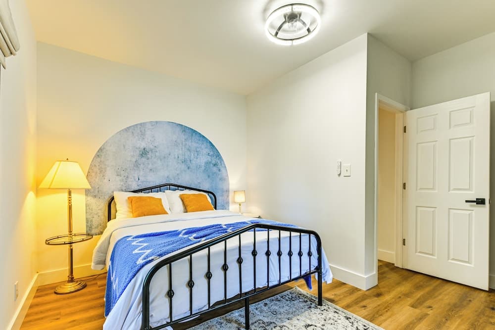 Weekend Getaway in Cornelius: Walk to Dining!